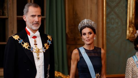 Los reyes durante la cena de gala en su visita de Estado a Suecia, donde doa Letizia luci un vestido de la firma low cost, de H&M, que adapt ponindole un cancn debajo