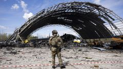 Un soldado ucraniano, frente a un hangar situado en Hostomel y destruido por las tropas rusas durante la invasi�n