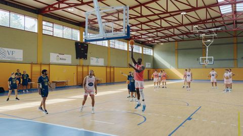 Los jugadores del COB en el entreno en el pabelln de Pereiro de Aguiar.