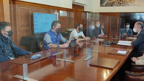 Reunión del presidente de la Autoridad Portuaria de Vigo, a la derecha, con trabajadores de Vulcano este miércoles