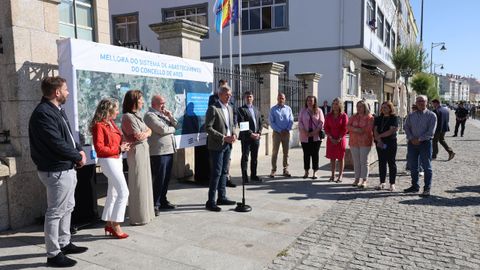 Presentacin en el paseo martimo del nuevo plan de mejora del abastecimiento en Ares, esta maana.