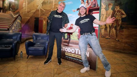 El director de cine y actor Santiago Segura (d), y el actor Florentino Fernndez  Flo  en la presentacin de la comedia 'A todo tren! Destino Asturias'