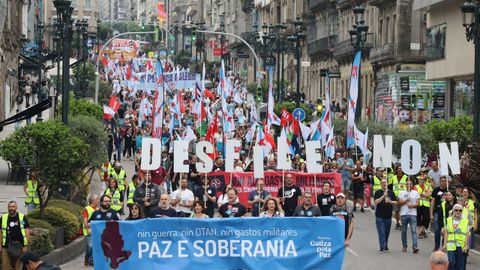Manifestaci�n antimilitarista contra el desfile de las Fuerzas Armadas en Vigo