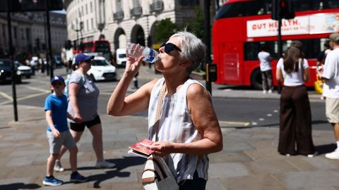 Una mujer se refresca durante la ola de calor en Londres (Reino Unido).
