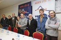 Barcala y Canabal (tercero y quinto por izquierda) con otros vecinos durante la presentaci�n. 