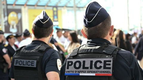 Agentes de policía en la estación del Norte de París