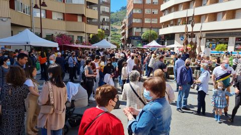 La Festa dos Maios de O Barco incluy una feria de artesana