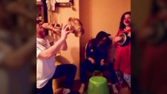 Esta familia ourensana se anima a bailar el Resistir� sin salir de casa