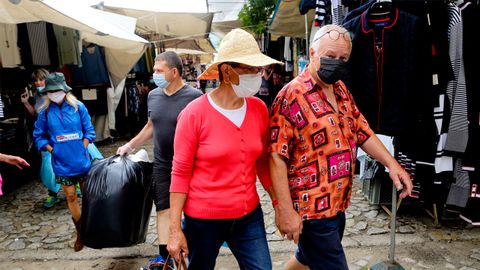 Turistas en el mercado de Valença