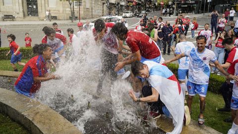 �Celebraste el ascenso de la UD Ourense?.La fiesta comenz� en Meis y se traslad� a la fuente de Concepci�n Arenal