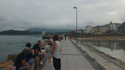 La expectaci�n por el eclipse en el Paseo de Laredo, en la playa de A Rapadoira, en Foz