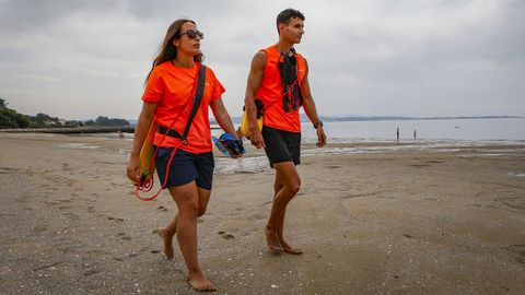 Yaiza y lex, dos de los socorristas que trabajan en la playa rianxeira de Tanxil.