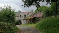 En esta casa del lugar de Freir, en Sobrado, vivan los dos hermanos detenidos por el crimen de Toques