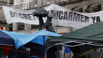 Una pancarta alusiva a la crisis de la vivienda, en la acampada de Sol