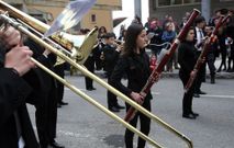 Antes del concierto, las bandas desfilan por el pueblo