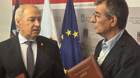 Tomé, a la izquierda, con el presidente del consorcio tras la firma del convenio