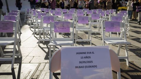Sillas vac�as con los nombres de v�ctimas de violencia machista y vicaria en Espa�a en el 2025, en una imagen de archivo 