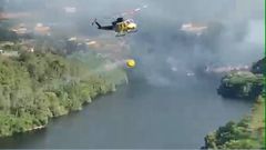 Un helic�ptero que opera en el incendio sobre el r�o Mi�o.