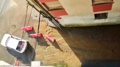 En esta imagen extraída de un vídeo hecho por un vecino se ve cómo el agua sale del lugar del reventón y corre por la calle Castelao