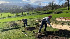 Labores para hacer uno de los bancales de los huertos.
