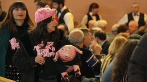 Codillo.M�s de 1.050 comensales se citaron en la Festa do Codillo