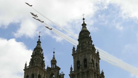 Los aviones de la patrulla guila se cuelan entre las torres de la catedral compostelana