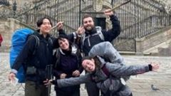 Elena Sorba (en la foto, segunda de por la izquierda), a su llegada al Obradoiro tras completar su segunda marcha pac�fica para recuperar a sus dos hijos. Dice esta italiana que, como madre, era �imposible� festejar la Navidad sin ellos y pens� en hacer de nuevo el Camino Franc�s.