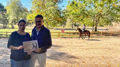El conselleiro de Emprego, entregando uno de los premios de la Festa do Cabalo de Maside.
