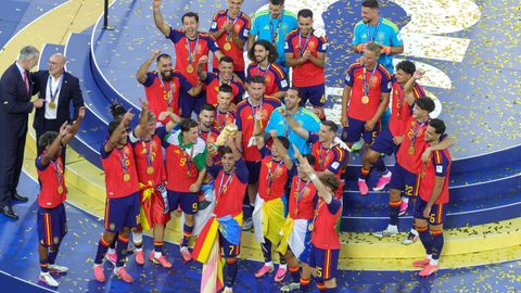 Los jugadores de la Selecci�n espa�ola de f�tbol celebran la consecuci�n de la Copa del Mundo.