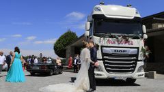 �lex lleg� en cami�n a su boda con Erika