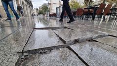 El Concello empez� este jueves a reparar las baldosas de la r�a San Marcos