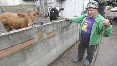 ANTONIO GANADERO EN SU HUERTA ENTRE EL COLEGIO SANTA MARIA DEL MAR Y EL MATERNO INFANTIL