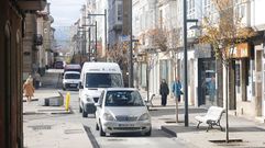 Vehículos circulando este jueves por la calle de la Iglesia.