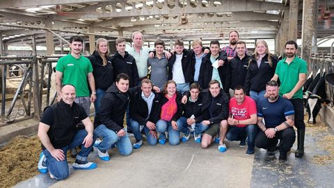 Foto de familia del grupo que visit la granja mazaricana