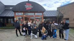 Los dos docentes del IES Frei Martín Sarmiento de Pontevedra, en la entrada del centro Angereds Gymnasiet, durante su estancia en Gotemburgo