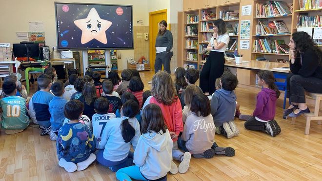 Un grupo de ni�os asiste a una actividad educativa