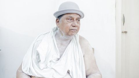 En esta imagen John lleva el bomb�n de su nieto. 