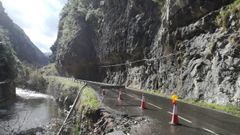 El carril de la carretera Puente Los Grazos-Bele�o cortado al tr�fico por un hundimiento