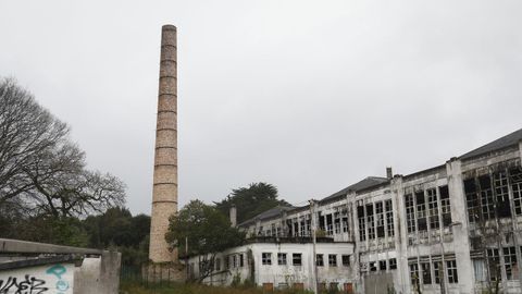 La chimenea de Mass, en Cangas, tiene 40 metros de altura