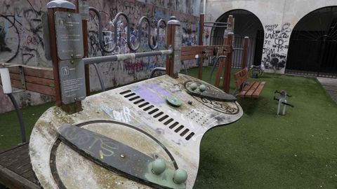 El abandonado parque infantil de O Cantio