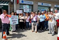 Afectados por las participaciones preferentes protestan delante de una sucursal de NCG Banco.