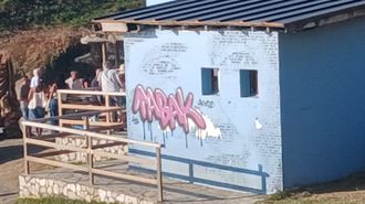 El mural de Rosal�a de Castro de la playa de A Frouxeira, en Valdovi�o, v�ctima de un acto vand�lico.