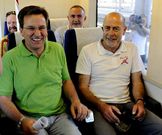 Xavier Vence y el alcalde de Allariz, ayer, en el tren.