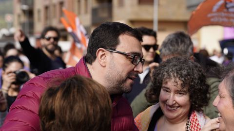 El presidente del Principado, Adri�n Barb�n, en la manifestaci�n convocada por el movimiento �Asturies Feminista 8M� con motivo del D�a Internacional de la Mujer bajo el lema �Ni la tierra ni las mujeres somos territorio de conquista�