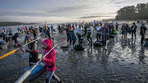 Inicio de la campa�a marisquea de Noia