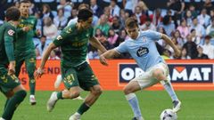 El jugador del Celta Aleix Febas, durante el partido ante el Betis.