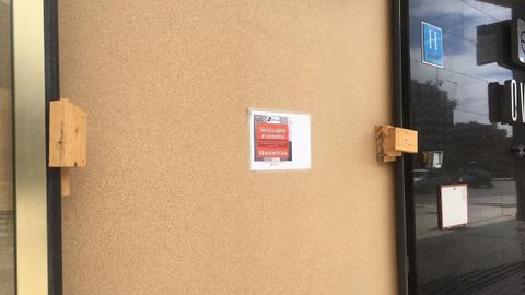 Entrada de un hotel en Oviedo, totalmente tapiada, hasta la apertura