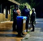 Abalde, segundo por la izquierda, con los polic�as en el zool�gico. 