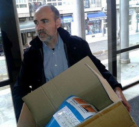 Casal envolvi� los residuos