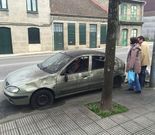 Uno de los coches abandonados en una arteria de Ponteareas. 